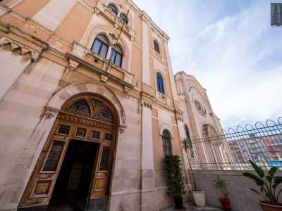 Usciamo dalla chiesa e ci dirigiamo all�interno dell�Istituto, situato alla sinistra del tempio. L�edificio color ocra e in stile neogotico, fu costruito nel 1905